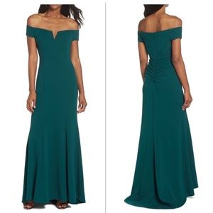 NWT Vince Camuto Notched Trumpet Gown